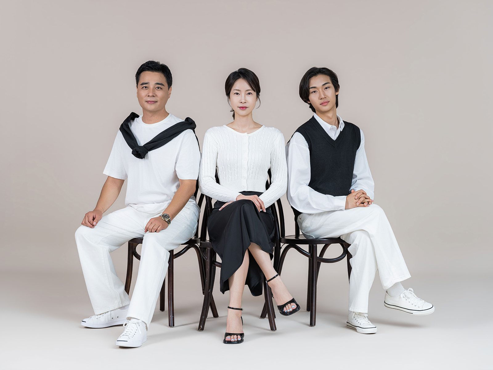 창원 블랙앤화이트 가족사진 — 색을 덜어내면 표정이 남는다