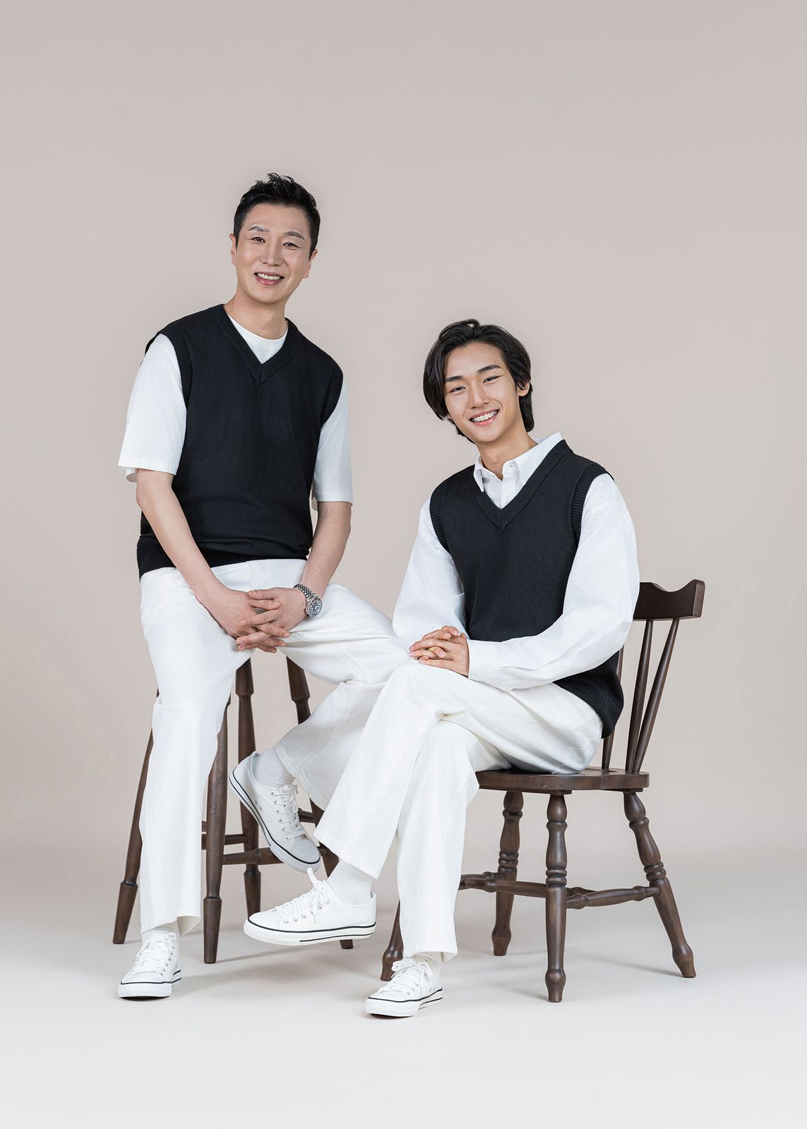 창원 블랙앤화이트 가족사진 — 아버지와 아들. 검정 조끼에 흰 셔츠와 흰 운동화를 맞춰 신었습니다