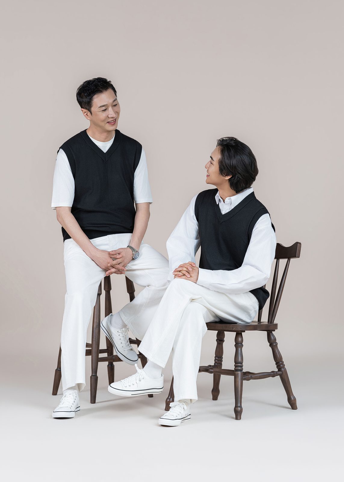창원 블랙앤화이트 가족사진 — 같은 옷, 다른 표정. 서로를 바라보는 순간에 웃음이 나옵니다