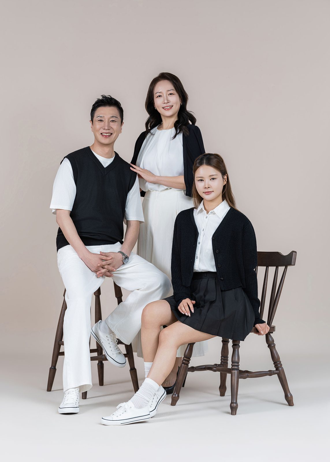 창원 블랙앤화이트 가족사진 — 어머니와 딸, 아들. 세 사람이 나무 의자에 앉아 나란히