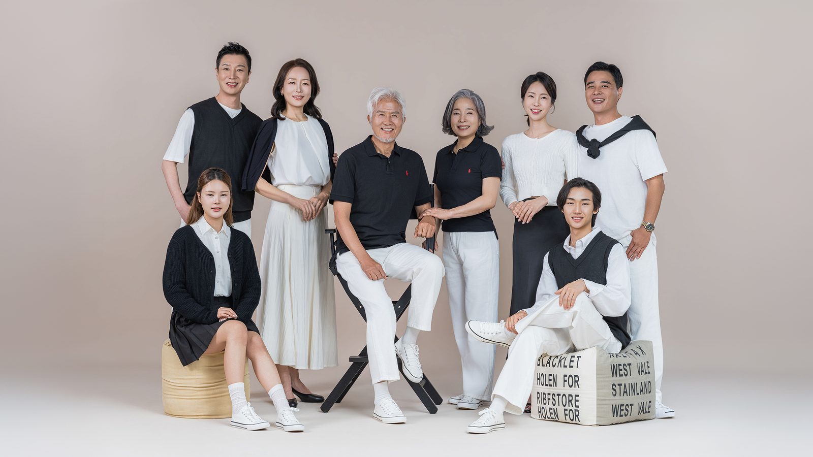 창원 블랙앤화이트 가족사진 — 여덟 식구가 한 프레임에. 가운데 어르신을 중심으로 앞줄은 앉고 뒷줄은 섰습니다