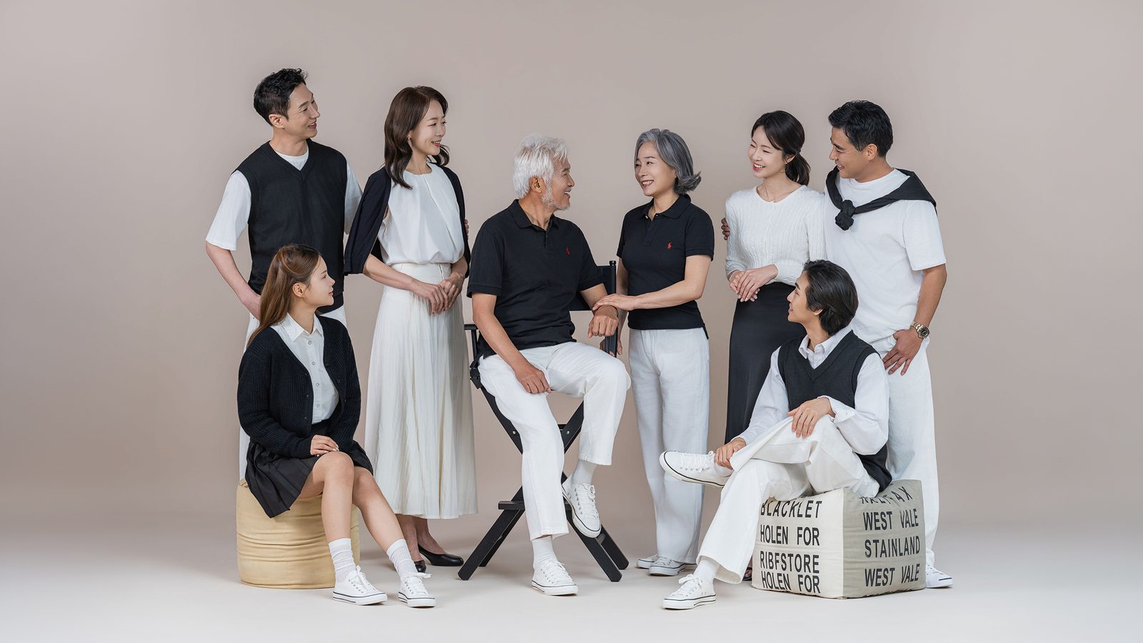 창원 블랙앤화이트 가족사진 — 어르신을 가운데 모시고 서로를 바라보게 했습니다. 시선이 사진 안에서 돌아갑니다