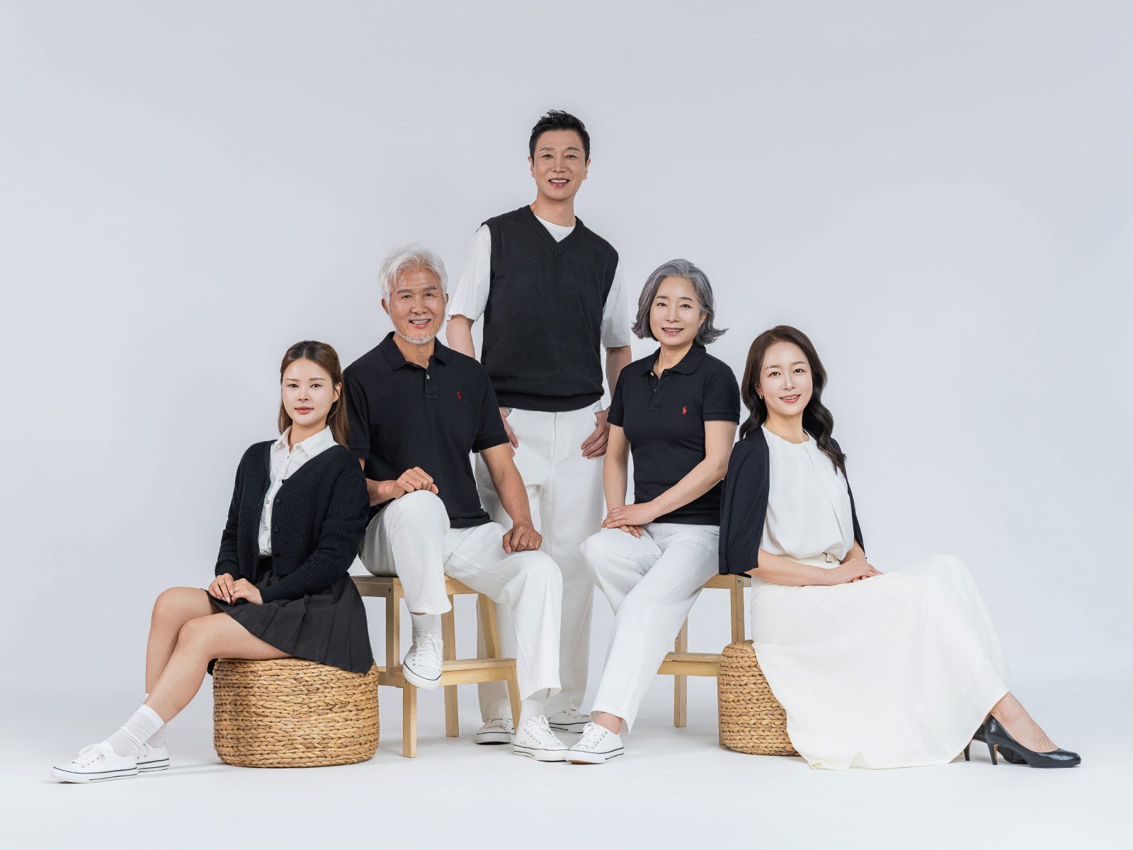 창원 블랙앤화이트 가족사진 — 다섯 식구. 가운데 어머니를 중심으로 네 사람이 둘러앉았습니다