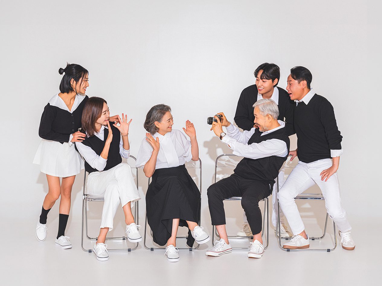 창원 블랙앤화이트 가족사진 — 여섯 식구. 가운데 어르신이 카메라를 들고 가족을 찍는 장면을 연출했습니다