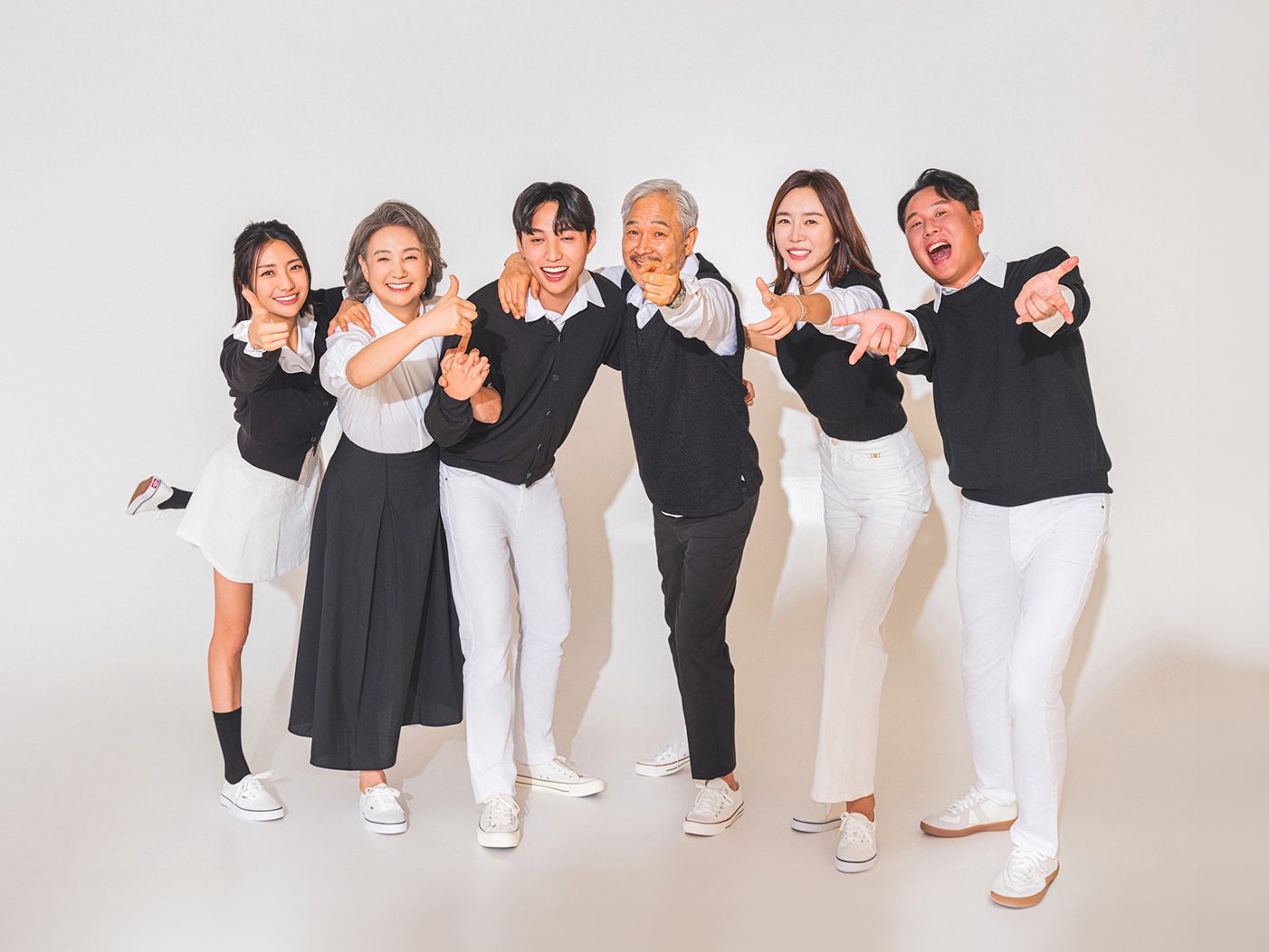 창원 블랙앤화이트 가족사진 — 마지막 컷. 손을 흔들고 엄지를 치켜든 여섯 사람