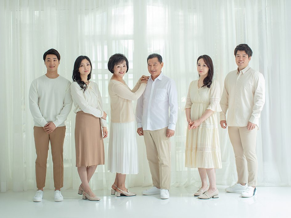 창원 캐주얼 가족사진 — 같은 색을 입는 순간 가족은 한 편의 사진이 된다