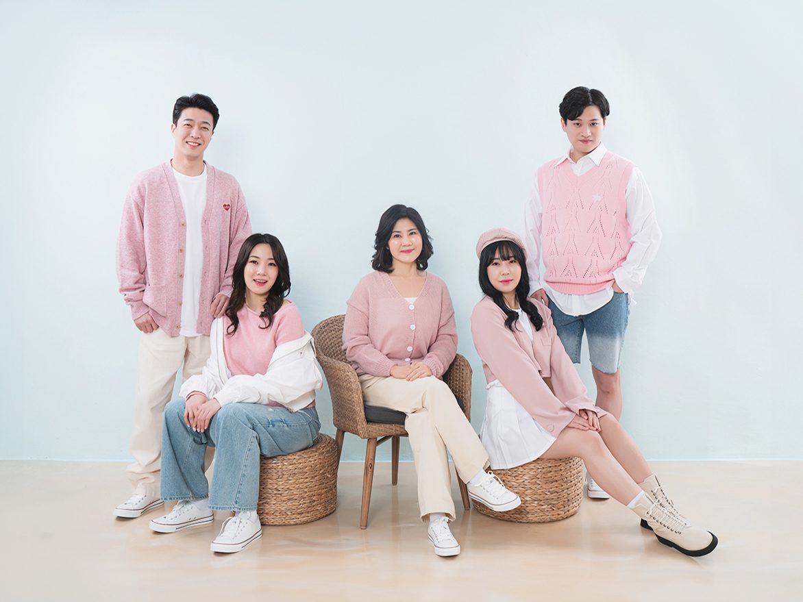 창원 캐주얼 가족사진 — 하늘색 배경과 라탄 의자. 핑크와 흰색이 배경의 밝은 공기에 잘 어울립니다