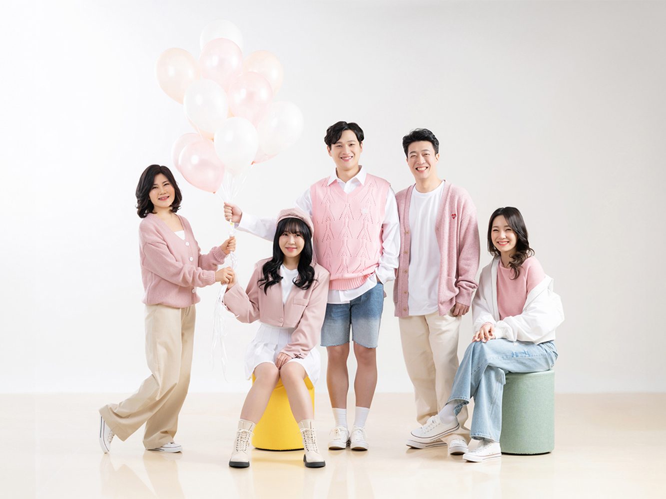 창원 캐주얼 가족사진 — 풍선을 들고 선 다섯 사람. 소품 하나가 사진의 표정을 바꿉니다