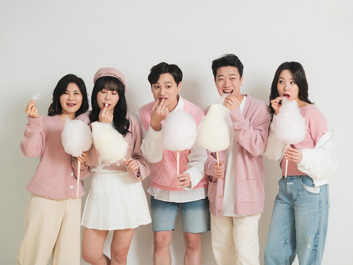 창원 캐주얼 가족사진 — 솜사탕을 든 다섯 사람. 먹는 동작이 들어가면 표정이 저절로 풀립니다