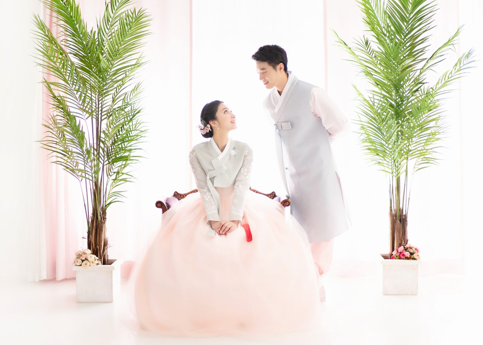 한복 스튜디오 촬영 스타일 예시 이미지 — 꽃과 함께 찍은 사진