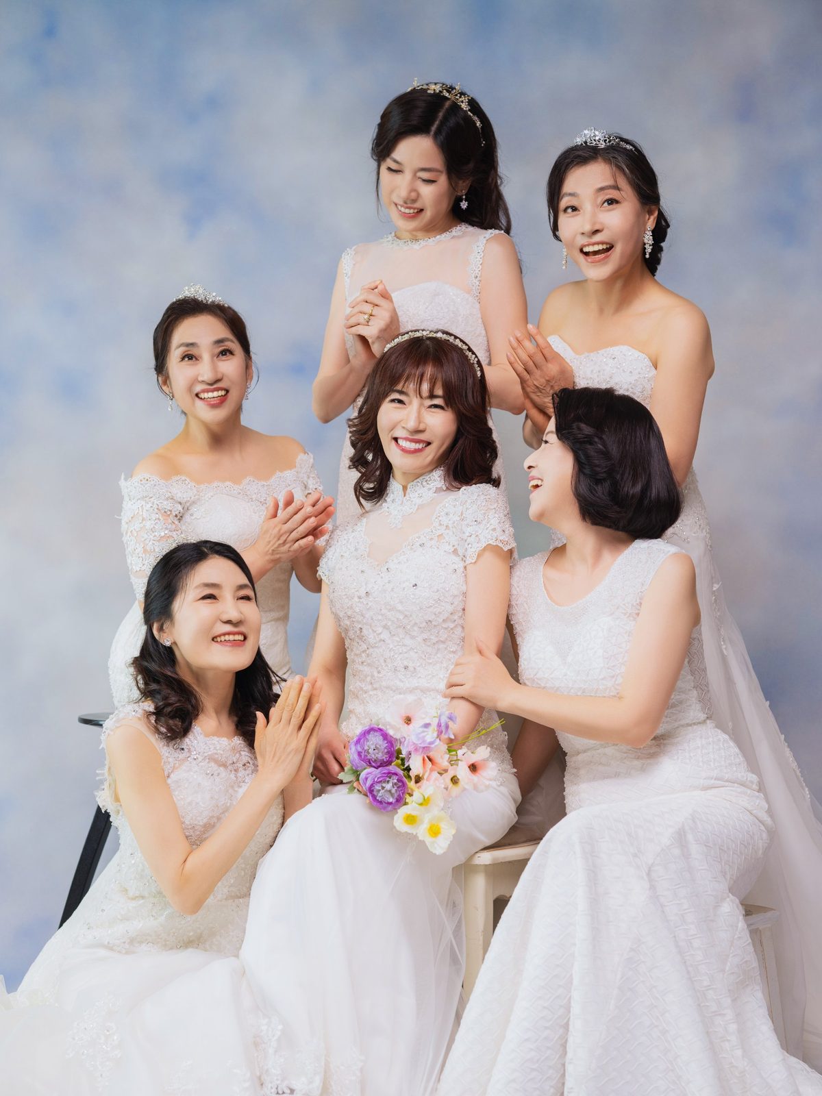 창원 우정사진 — 부케를 든 친구를 둘러싸고 웃는 친구들