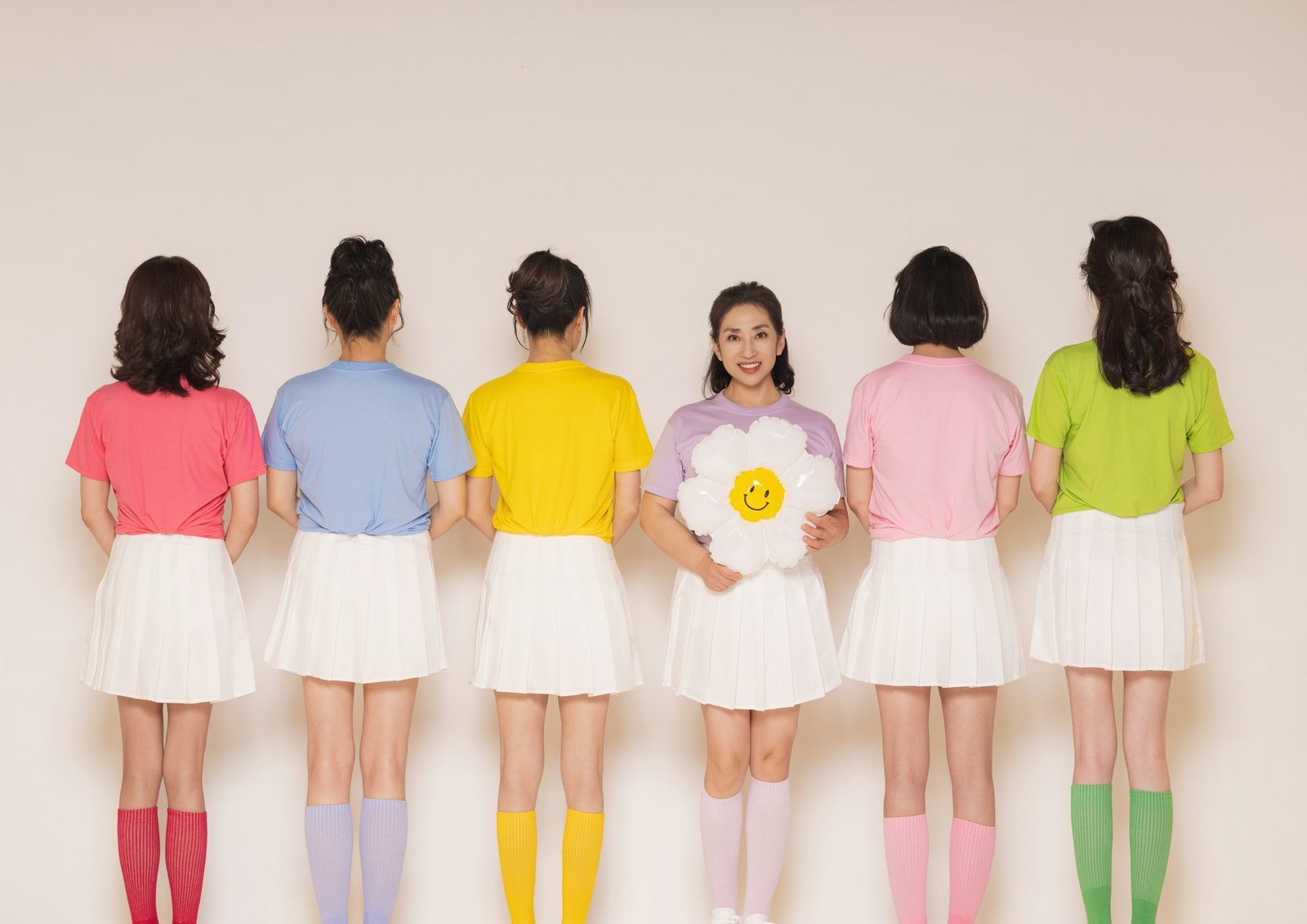 창원 우정사진 — 알록달록한 티셔츠를 맞춰 입은 친구들