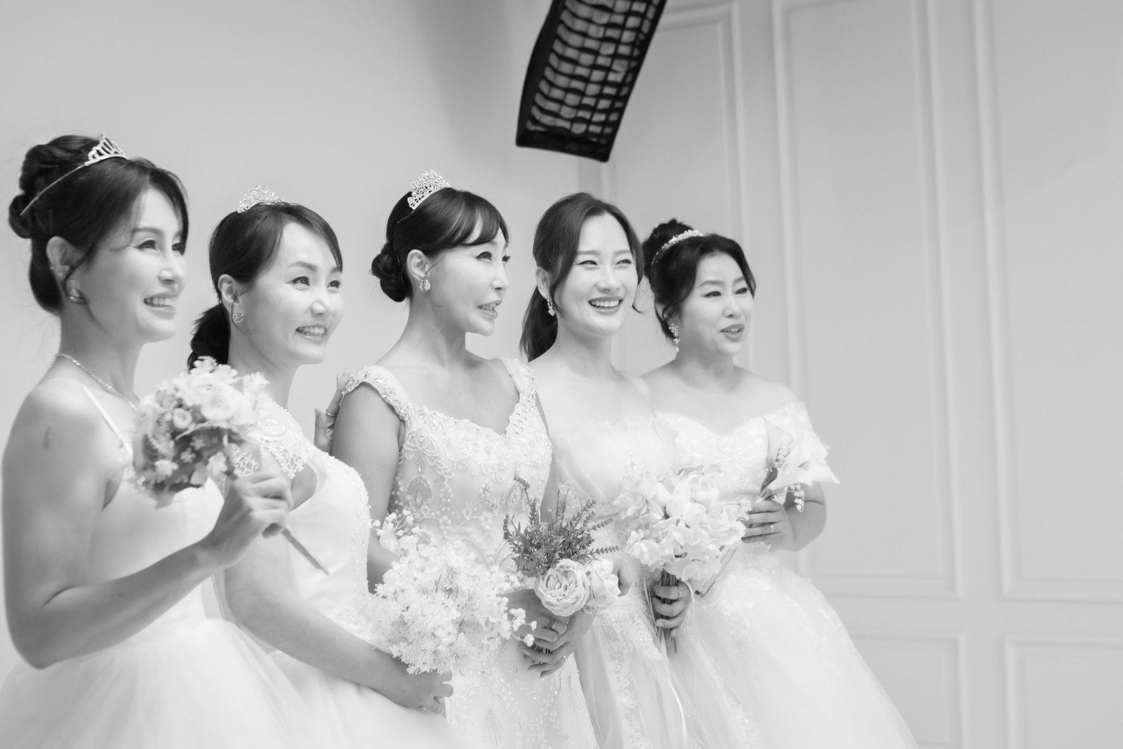 창원 우정사진 — 웨딩드레스를 입은 다섯 친구의 흑백 단체사진