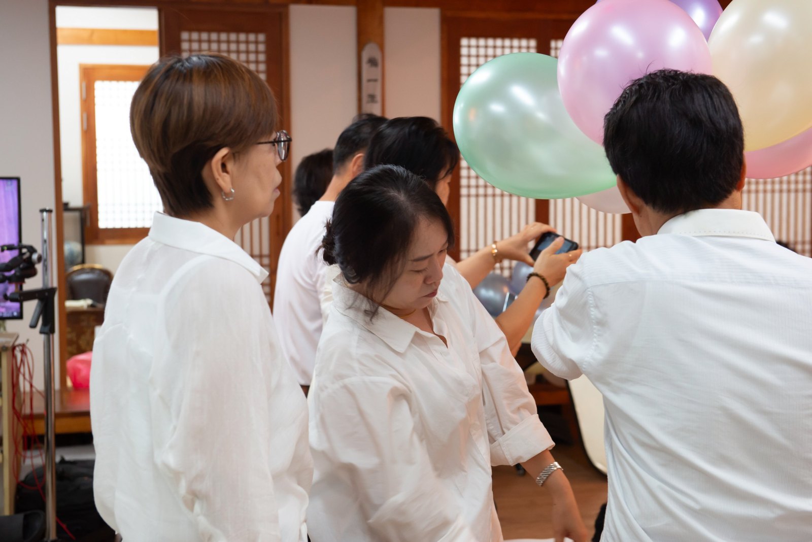 창원 우정사진 — 풍선을 들고 장난치는 친구들과 이를 찍는 김작가