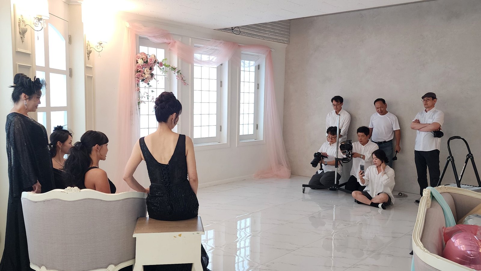 창원 우정사진 — 블랙 드레스를 입은 친구들이 스튜디오에 모여 있는 모습