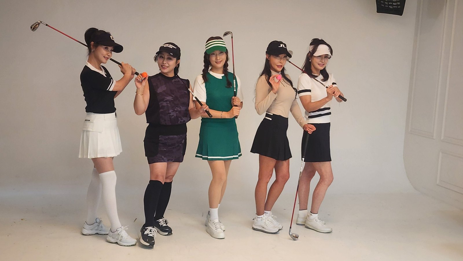 창원 우정사진 — 골프채를 어깨에 걸고 서 있는 다섯 친구의 단체 컷