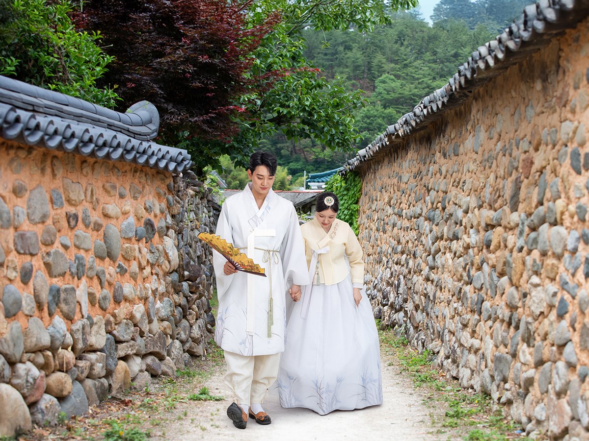 의령 사진관 앞 돌담길. 한복 자락이 천천히 움직인다