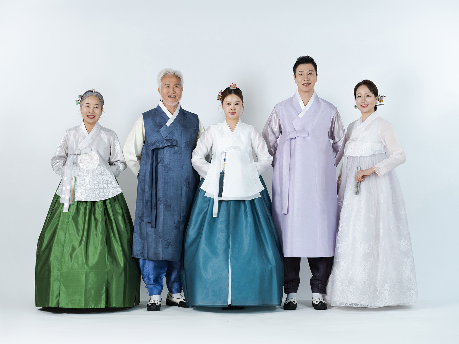 창원 한복 가족사진 — 설날과 추석, 온 가족이 한복을 입는 날