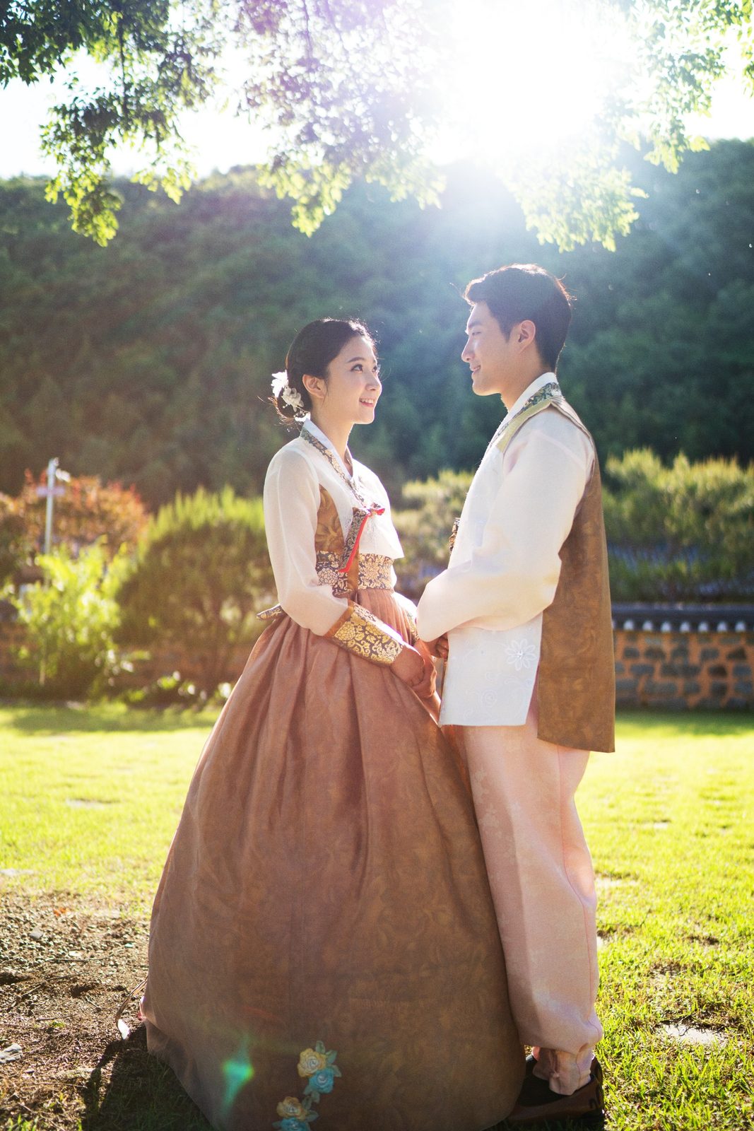 창원 한복 촬영 — 야외 정원에서 한복을 입고 서로를 마주 보는 부부