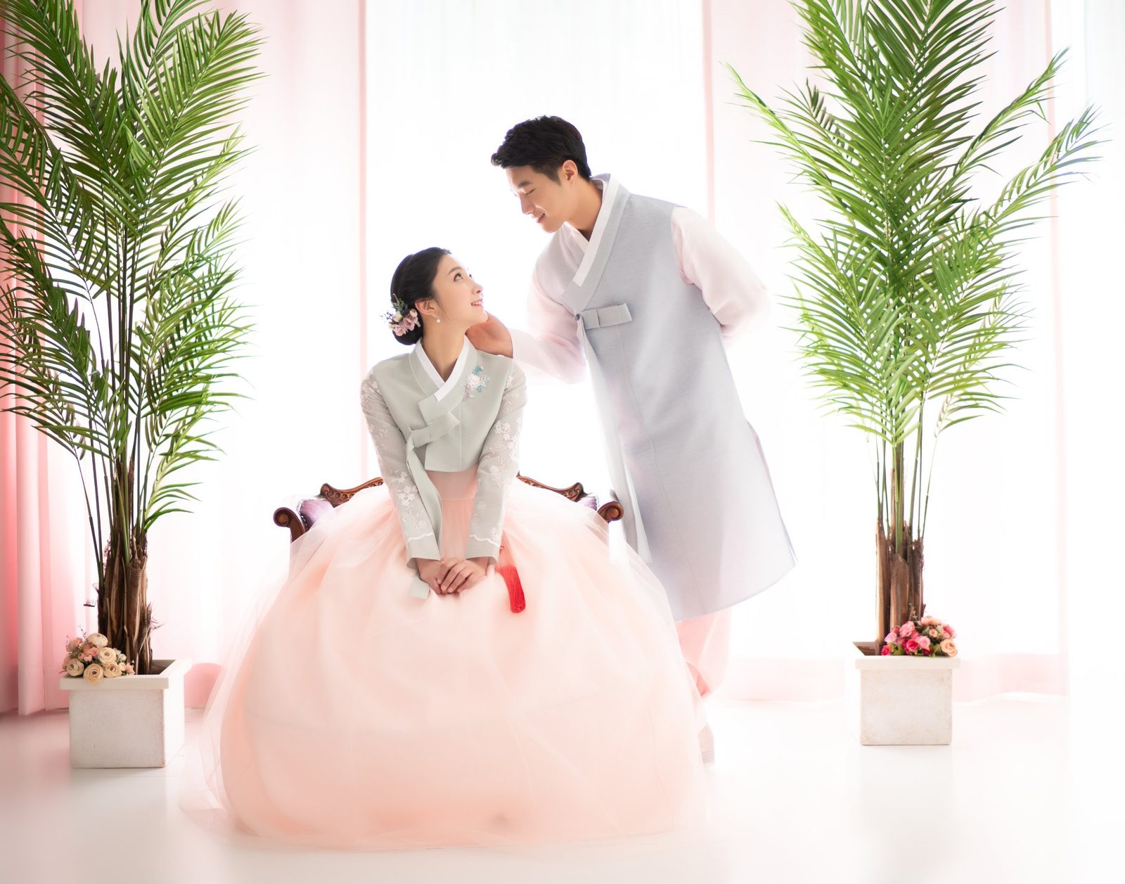 창원 한복 촬영 — 실내 스튜디오에서 찍는 한복 부부 사진