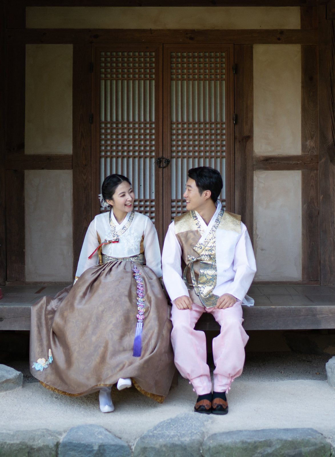 창원 한복 촬영 — 한옥 마루에 나란히 앉아 찍는 한복 사진