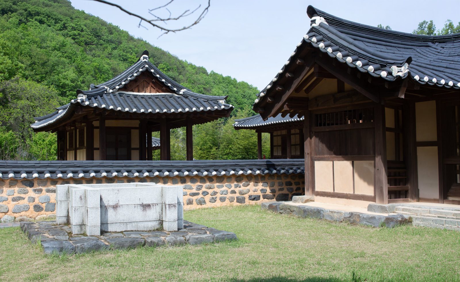 창원 야외 가족사진 — 기와지붕과 돌담이 있는 한옥 마당