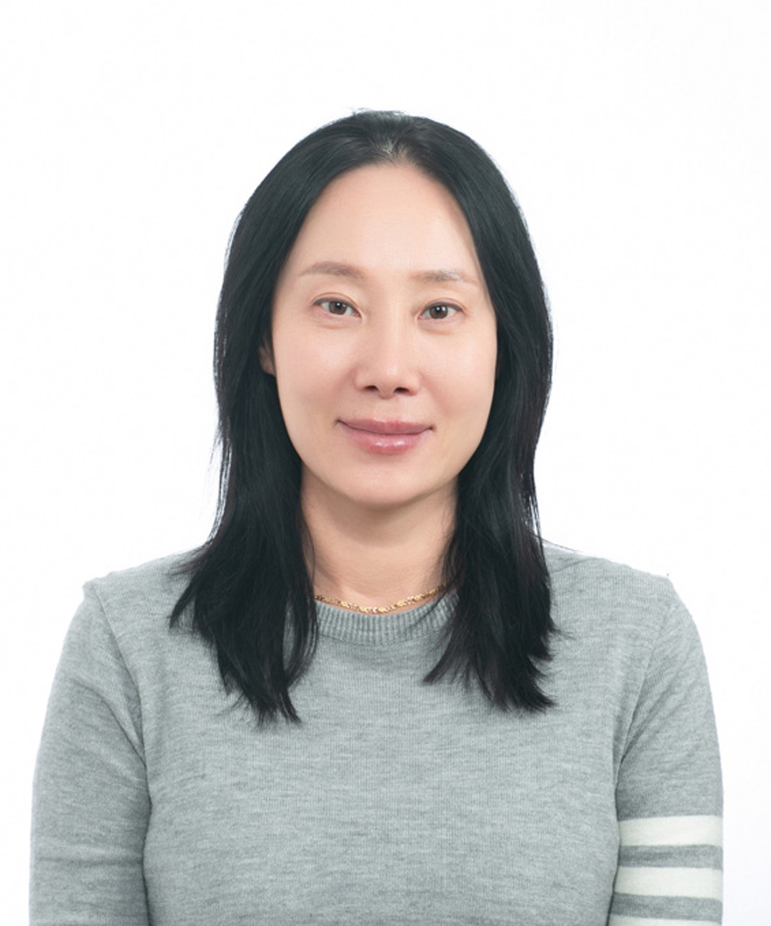 창원 증명사진 — 회색 니트 차림으로 찍은 단정한 증명사진