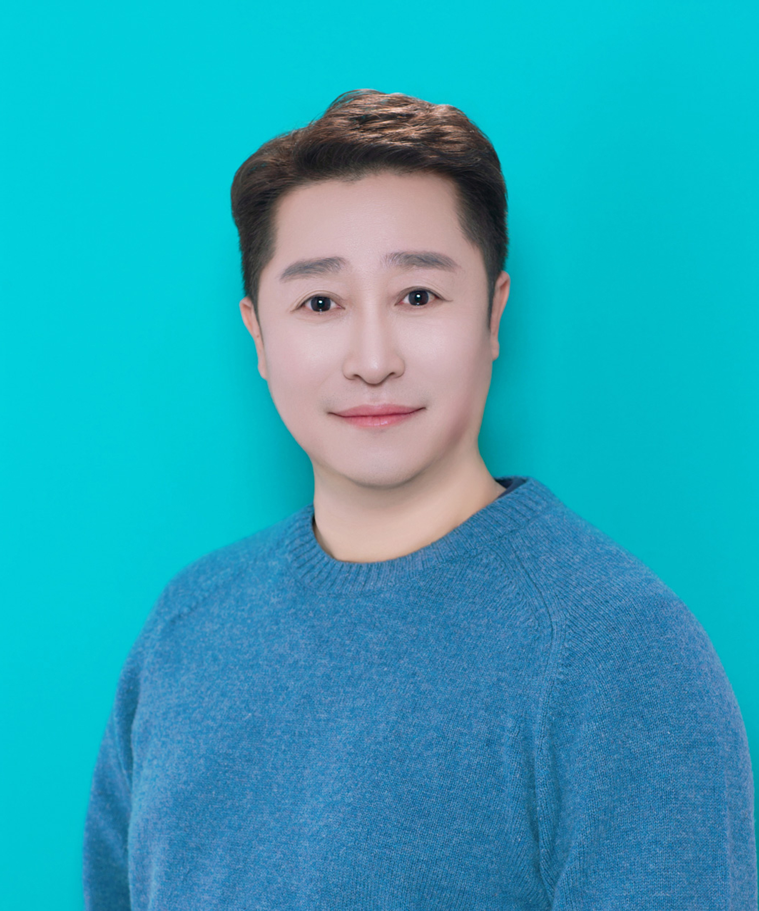 창원 증명사진 — 파란 니트를 입고 찍은 남성 증명사진