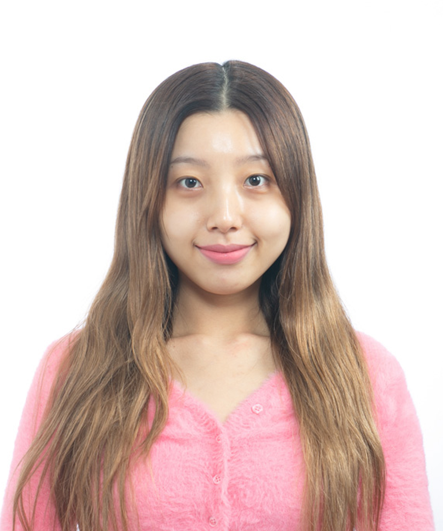 창원 증명사진 — 분홍 카디건을 입고 찍은 여성 증명사진
