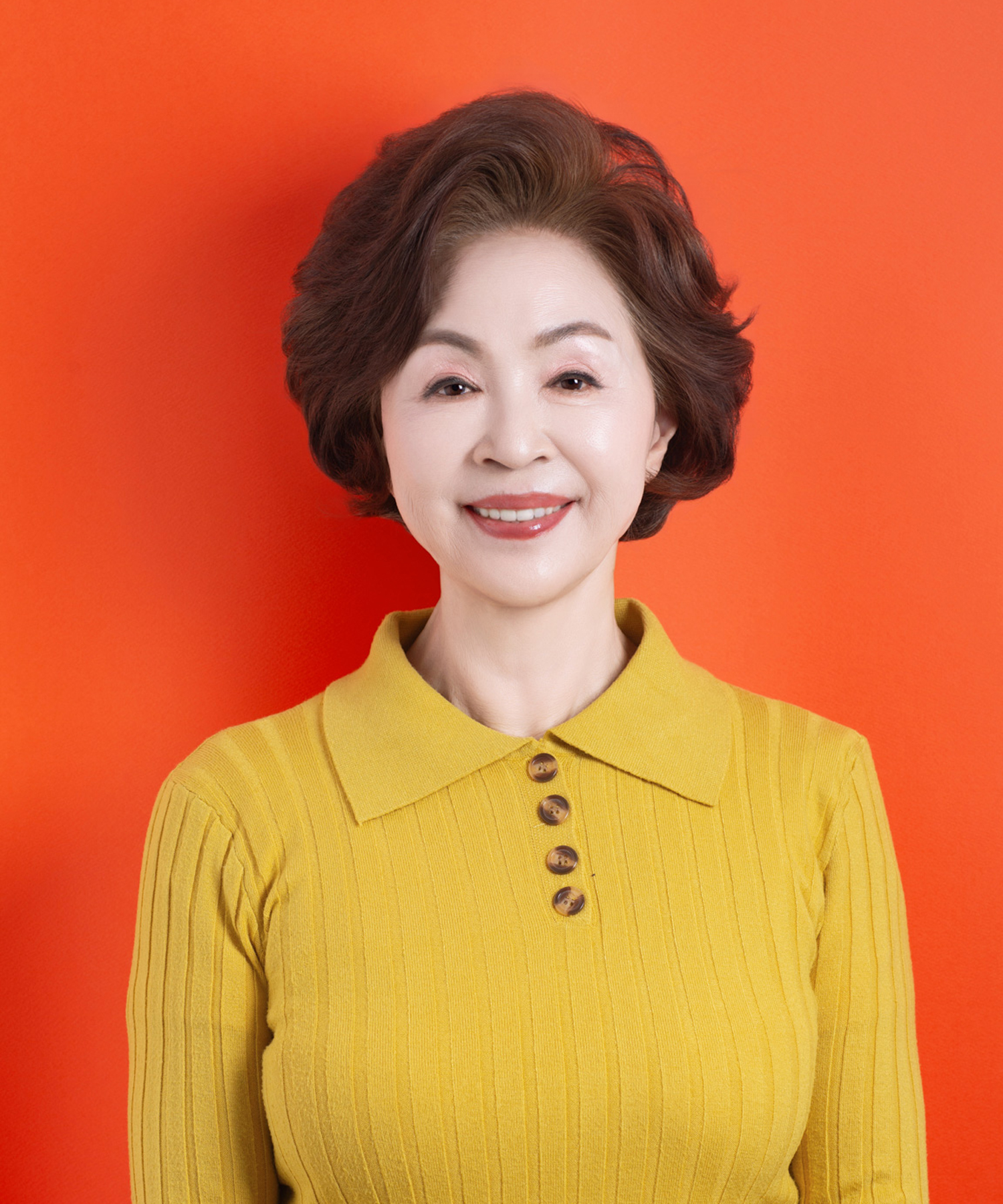 창원 증명사진 — 노란 니트 차림으로 밝게 찍은 증명사진