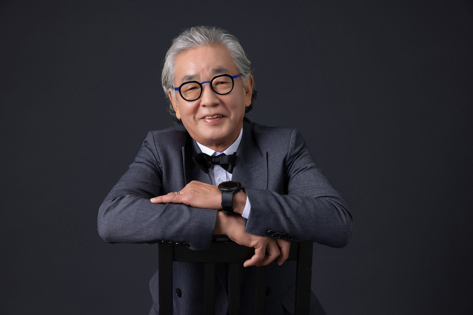 창원 장수사진 — 정장과 나비넥타이를 갖춰 입고 의자에 앉아 미소 짓는 어르신 인물사진