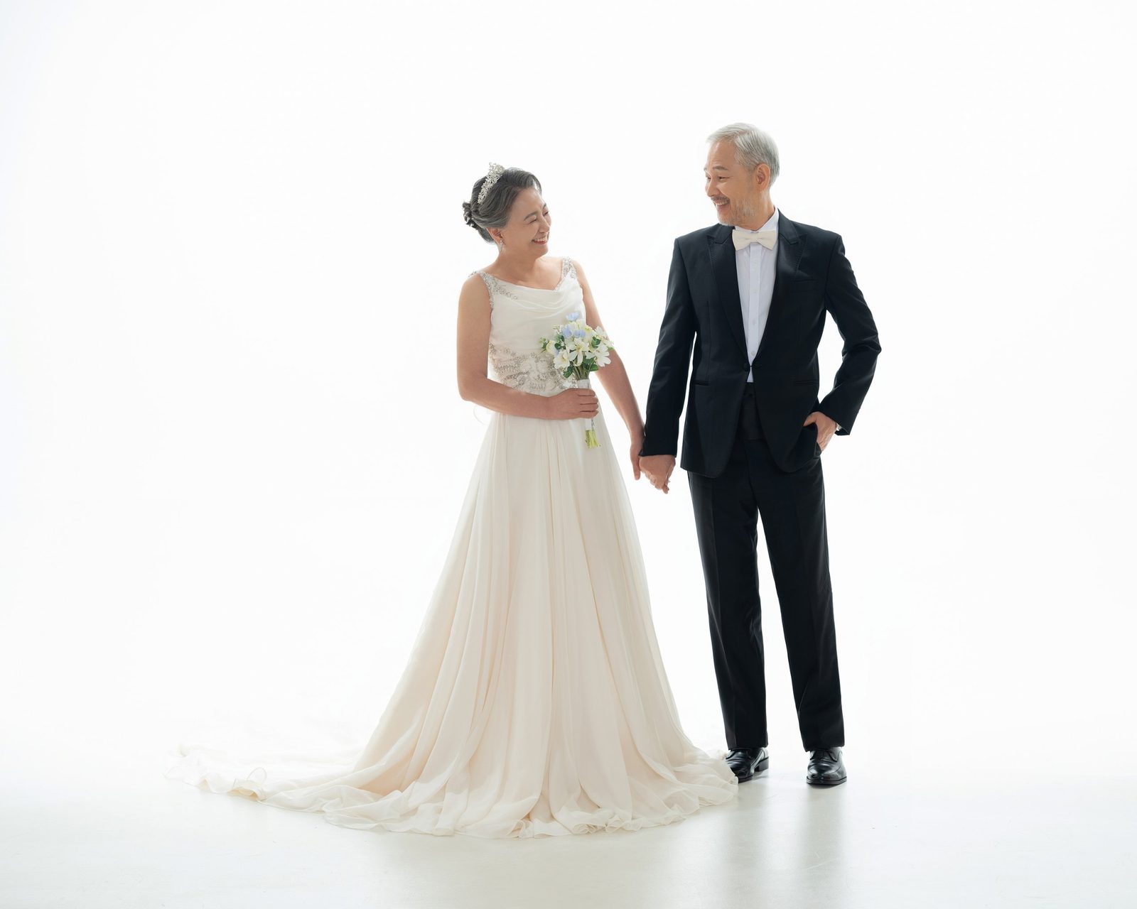 창원 장수사진 — 드레스와 턱시도를 다시 입은 노부부