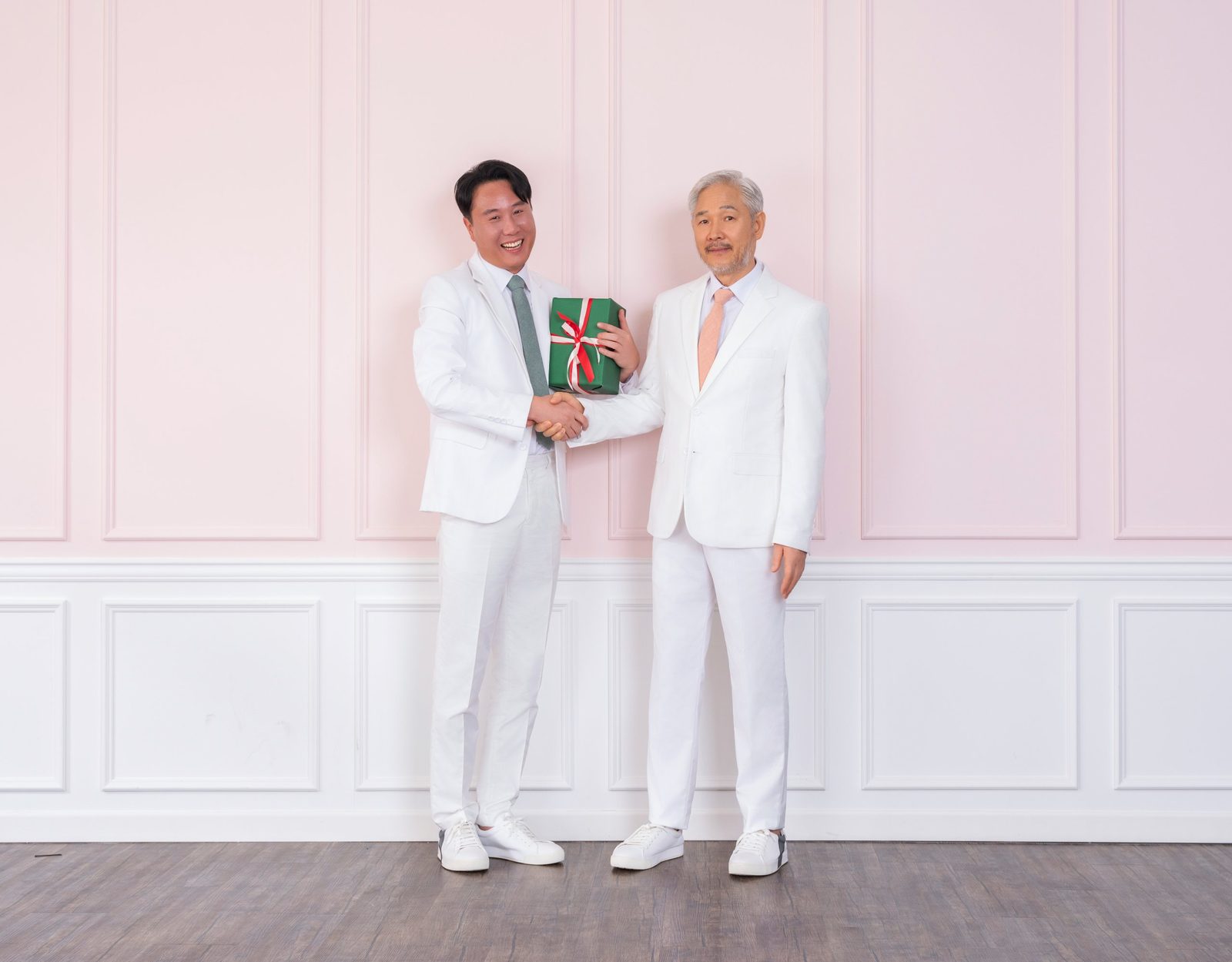 창원 장수사진 — 아버지와 아들이 함께 선 가족 컷