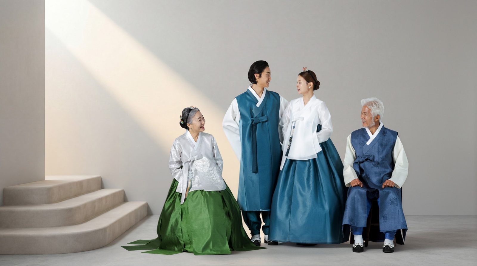 창원 장수사진 — 한복을 입고 함께 선 노부부와 가족