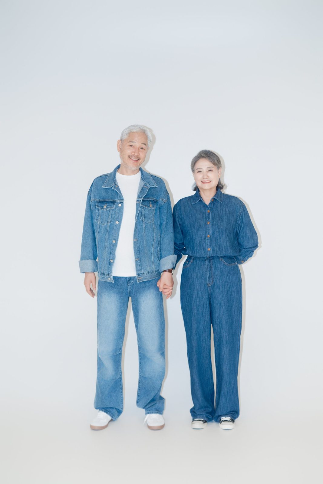 창원 장수사진 — 청청 패션으로 맞춰 입은 시니어 부부