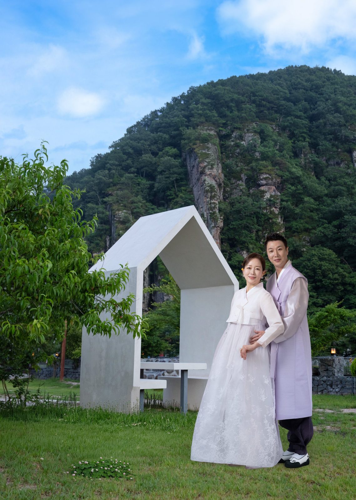 창원 야외 가족사진 — 잔디밭에서 마주 본 부부
