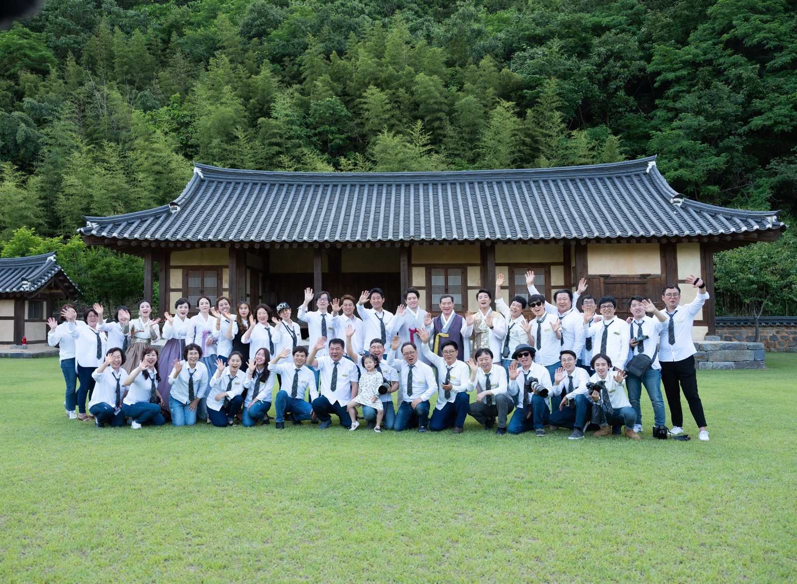 창원 야외 가족사진 — 야외 잔디밭에 함께 선 대가족