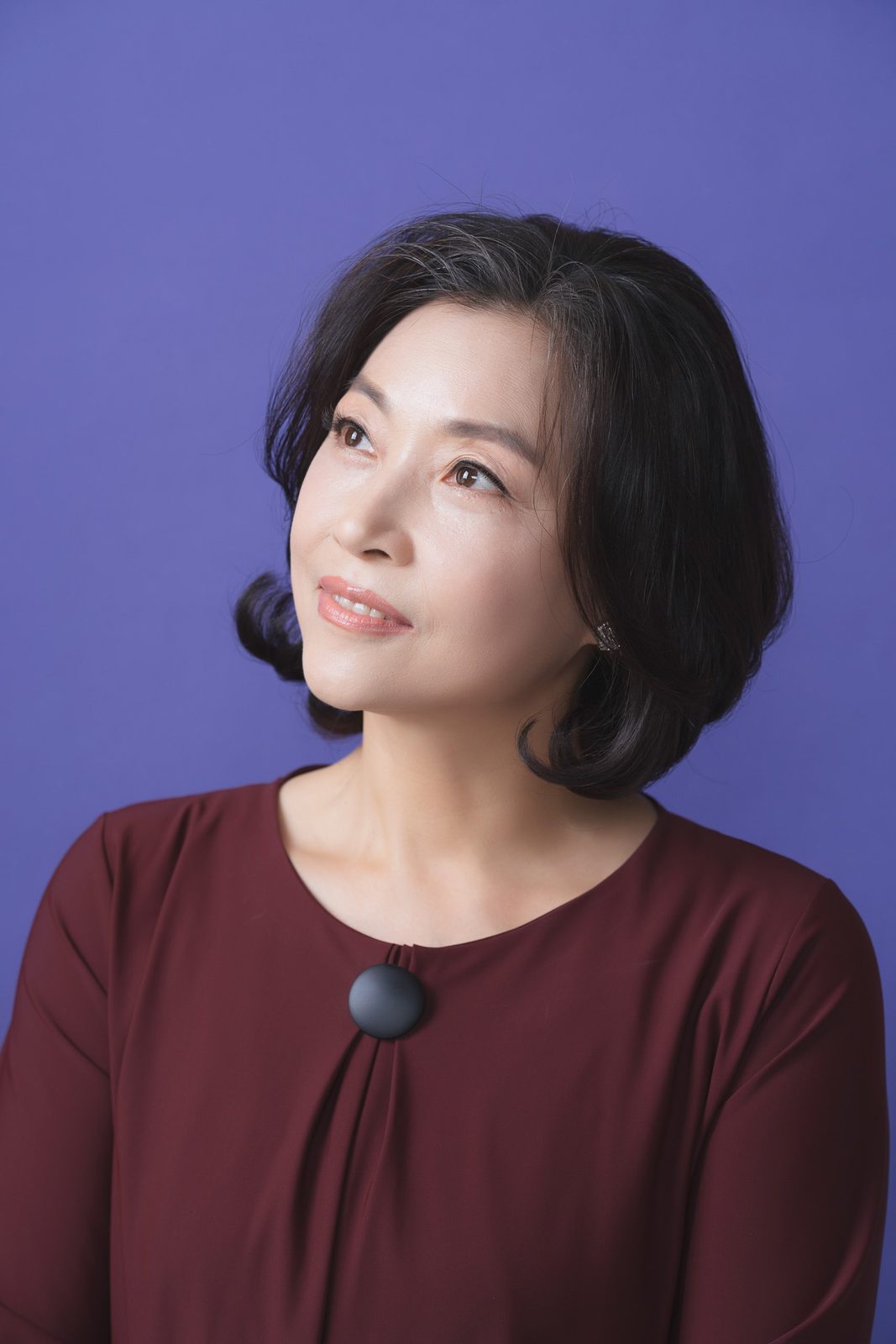 창원 장수사진 — 단정한 원피스 차림의 중년 여성 프로필