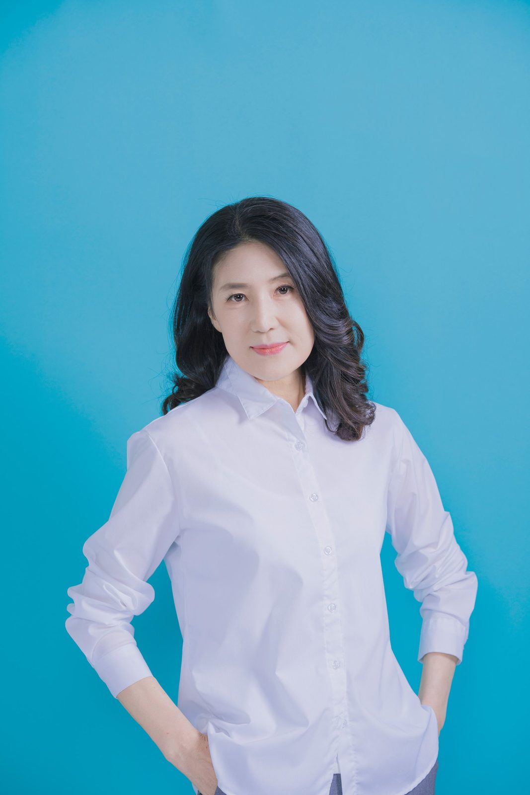 창원 장수사진 — 흰 셔츠 차림으로 찍은 단정한 프로필