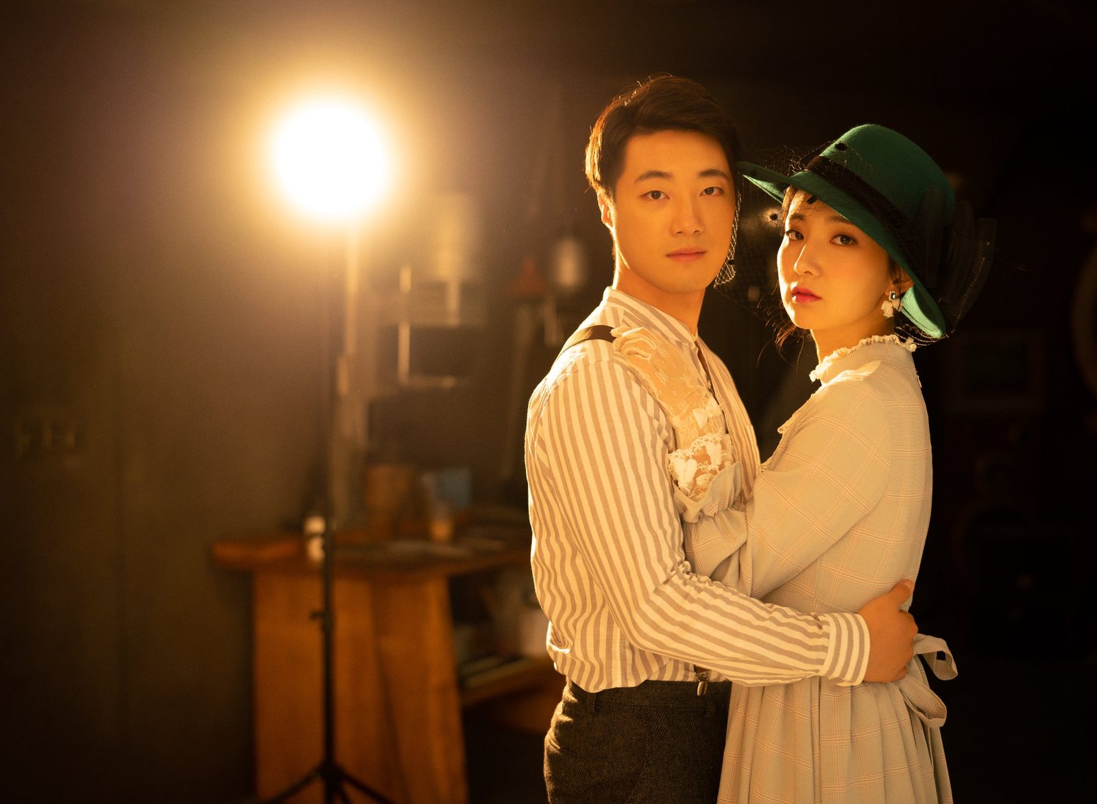 창원 복고 촬영 — 고풍스러운 의상으로 마주 보고 찍는 부부