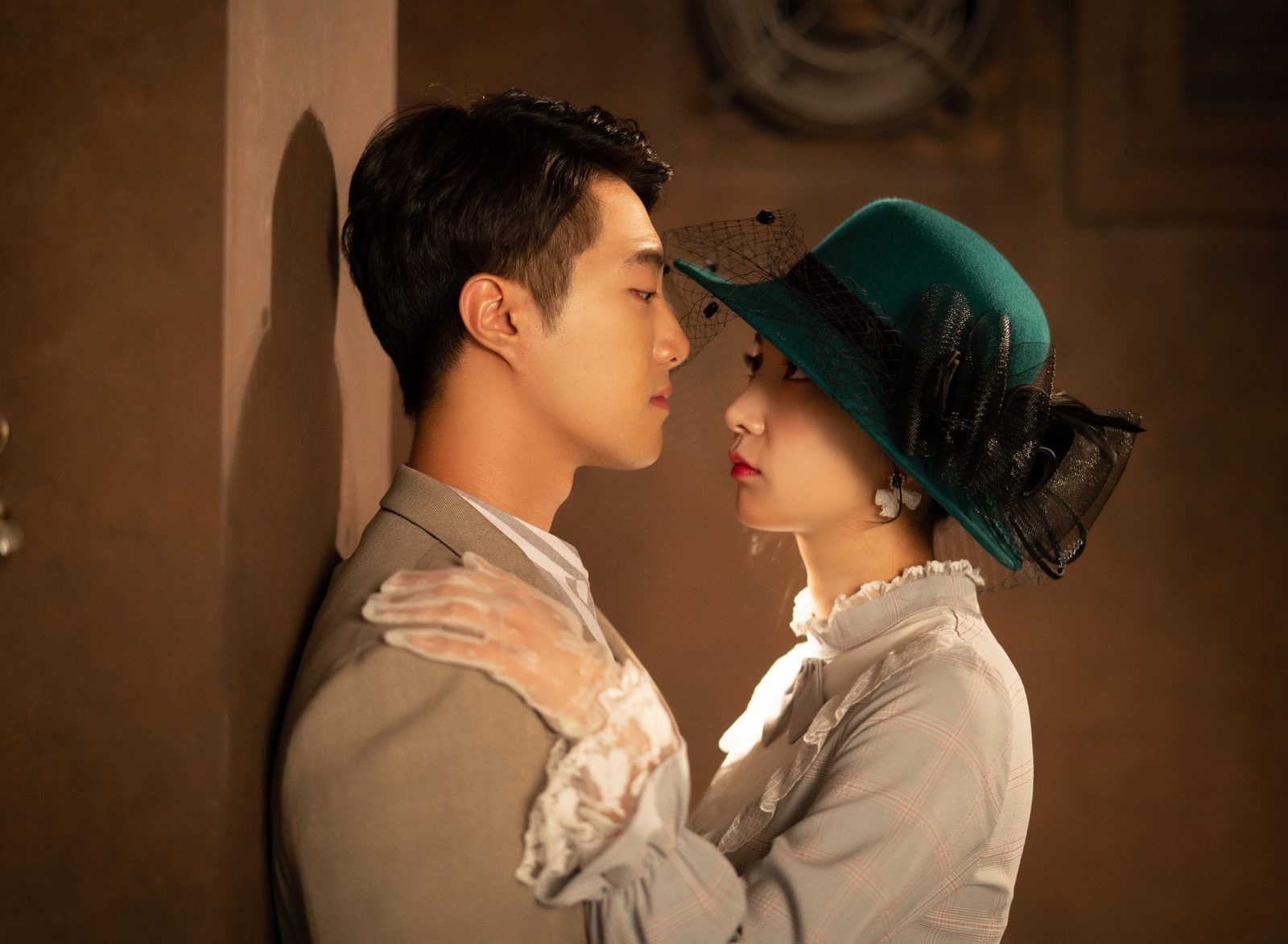 창원 복고 촬영 — 고풍스러운 의상으로 마주 보는 부부