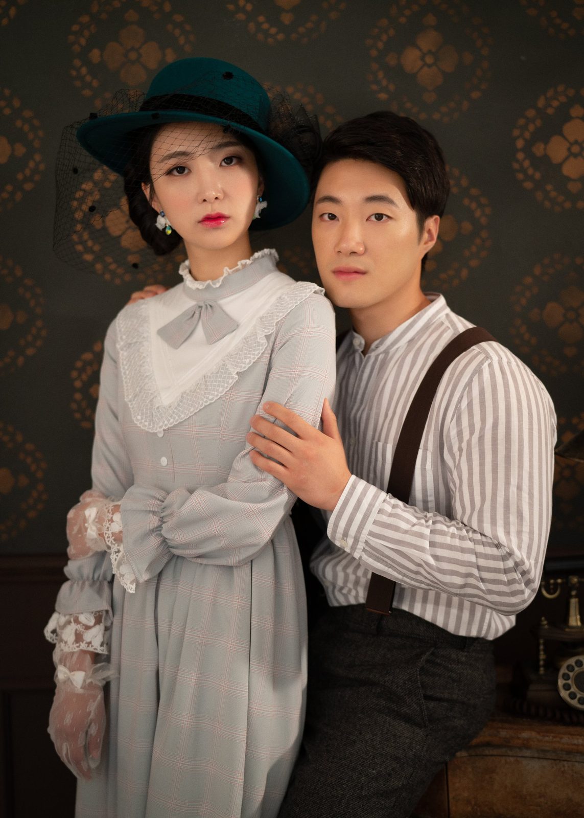 창원 복고 촬영 — 꽃무늬 벽지 앞에서 찍는 복고 컨셉 부부