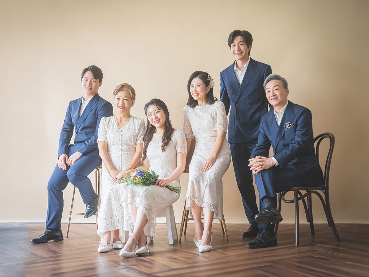 창원 세미웨딩 가족사진 — 드레스 입은 딸과 정장 입은 아들이 한자리에