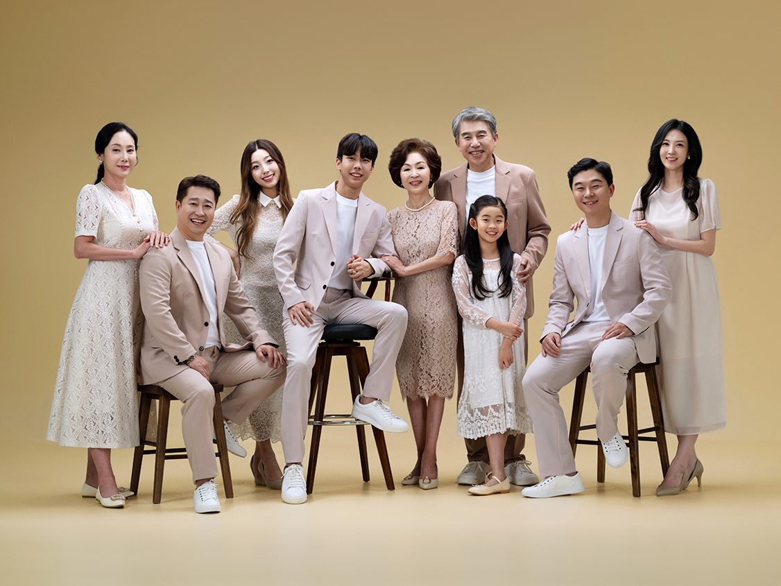 창원 세미웨딩 가족사진 — 마지막 컷. 아홉 사람이 한 줄로 서서 정면을 봅니다