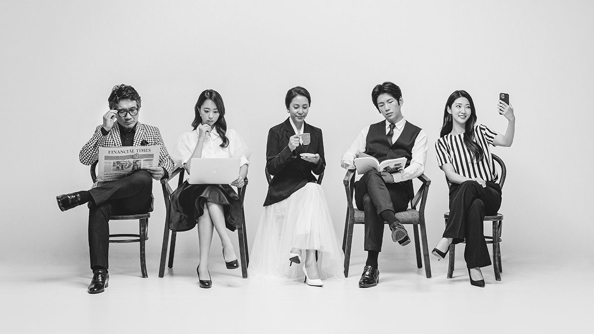 창원 정장 가족사진 — 의자에 앉아 신문과 노트북, 휴대폰을 든 다섯 사람. 웃으려고 애쓰지 않아도 웃음이 나는 컷입니다