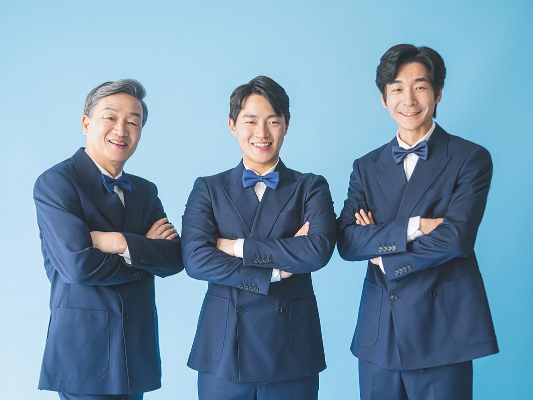 창원 정장 가족사진 — 파란 수트를 맞춰 입은 세 사람. 검정으로 시작한 사진이 파랑으로 닫힙니다