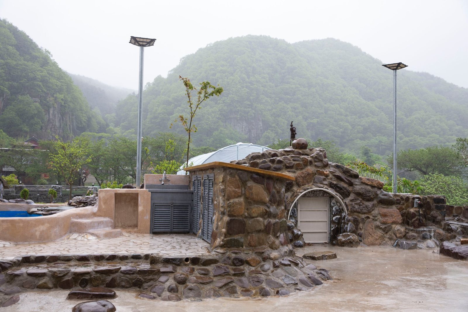 의령사진관 마당 — 돌담과 아궁이